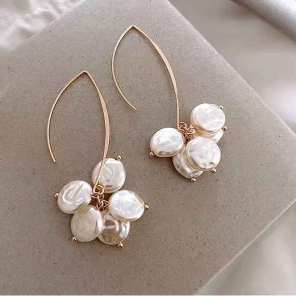 Jewelry - Light weight cluster Pearl and gold earrings